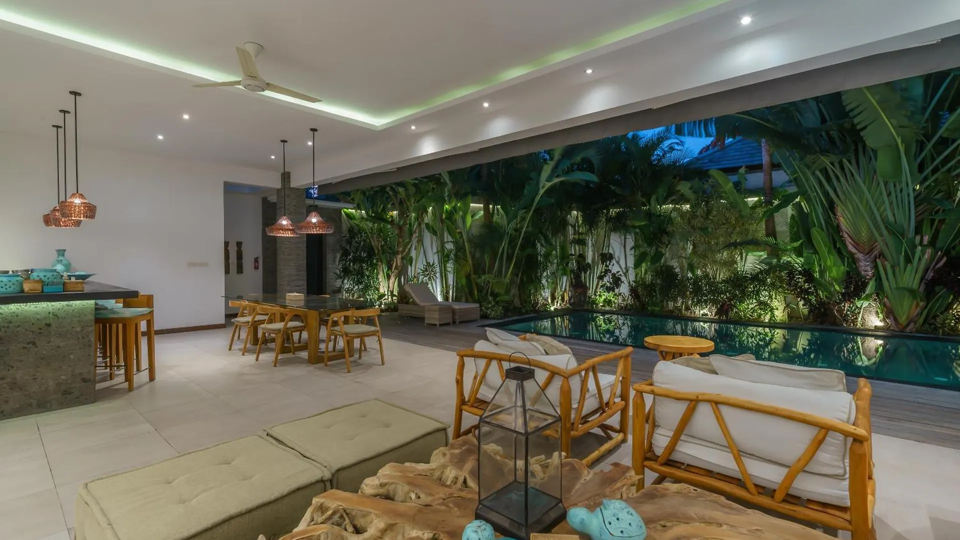 Villa Cuatro : Amazing 3Br Villa In Seminyak - Perfect Location